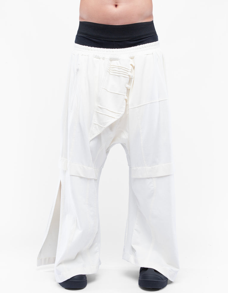 Weite, helle Hose