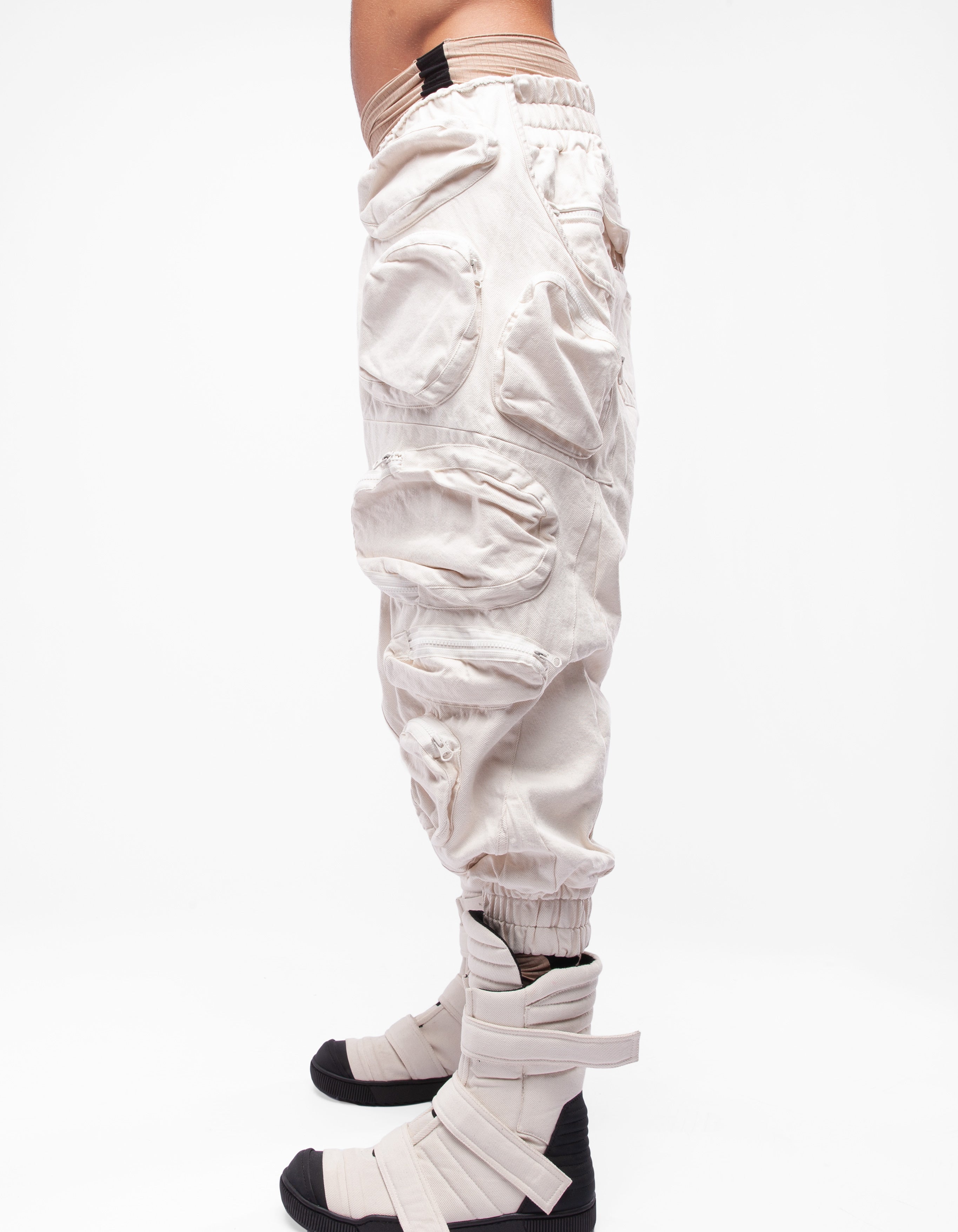 I PANTALONI COMBATTONO LA FORZA DELLA LUCE