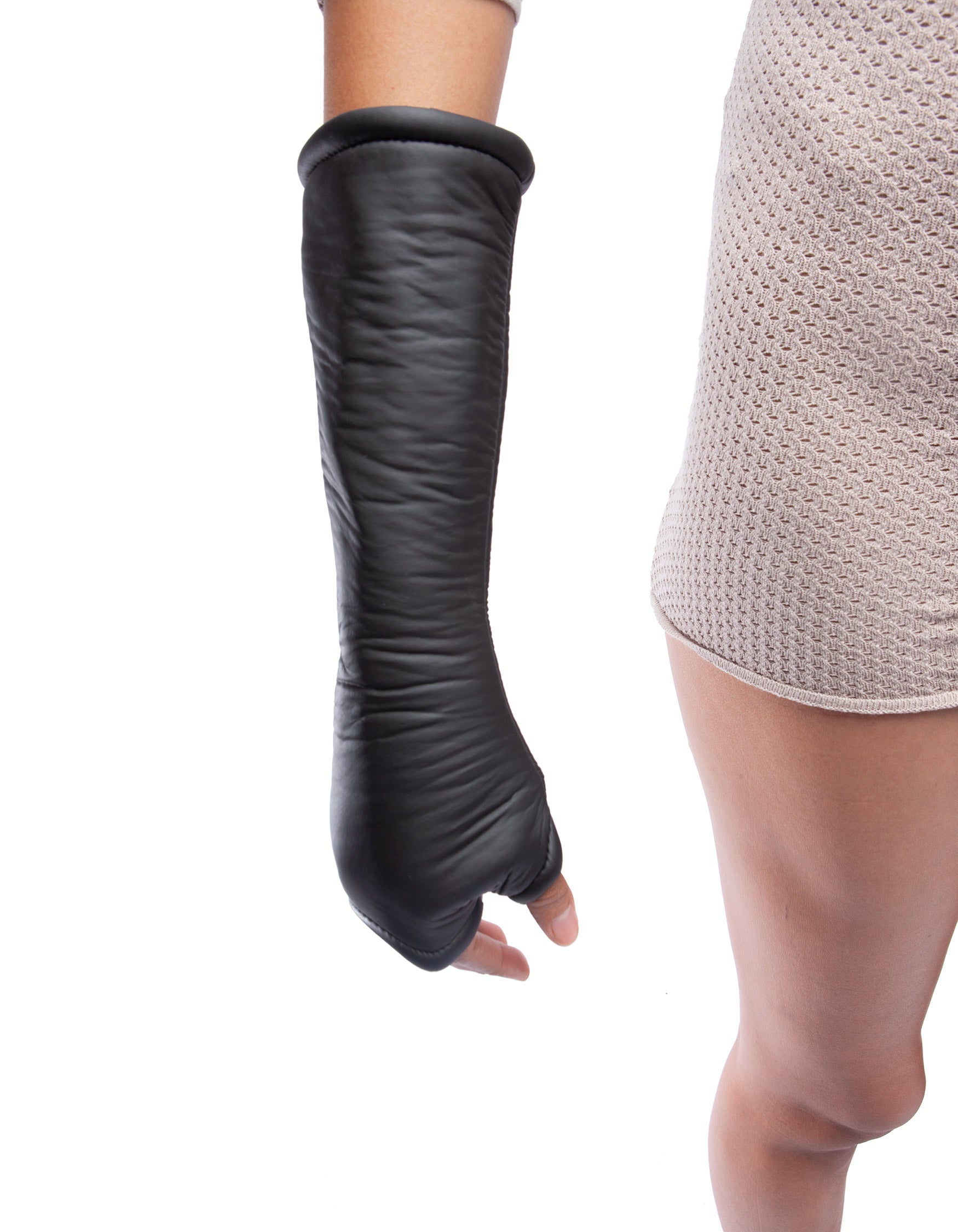 GLOVES STAND OUT W