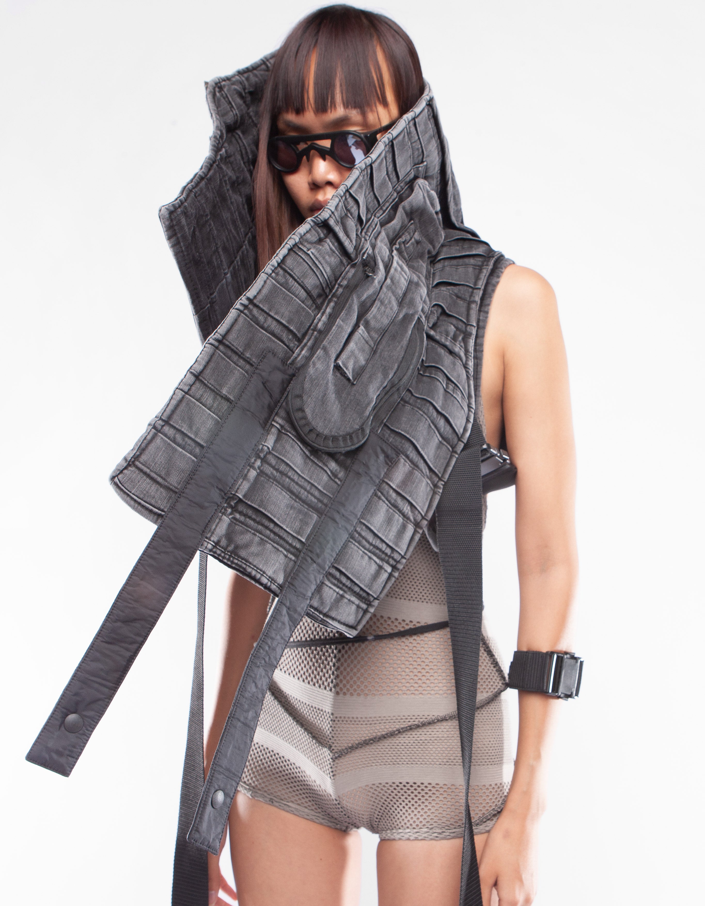 VEST NECK RIDE IN