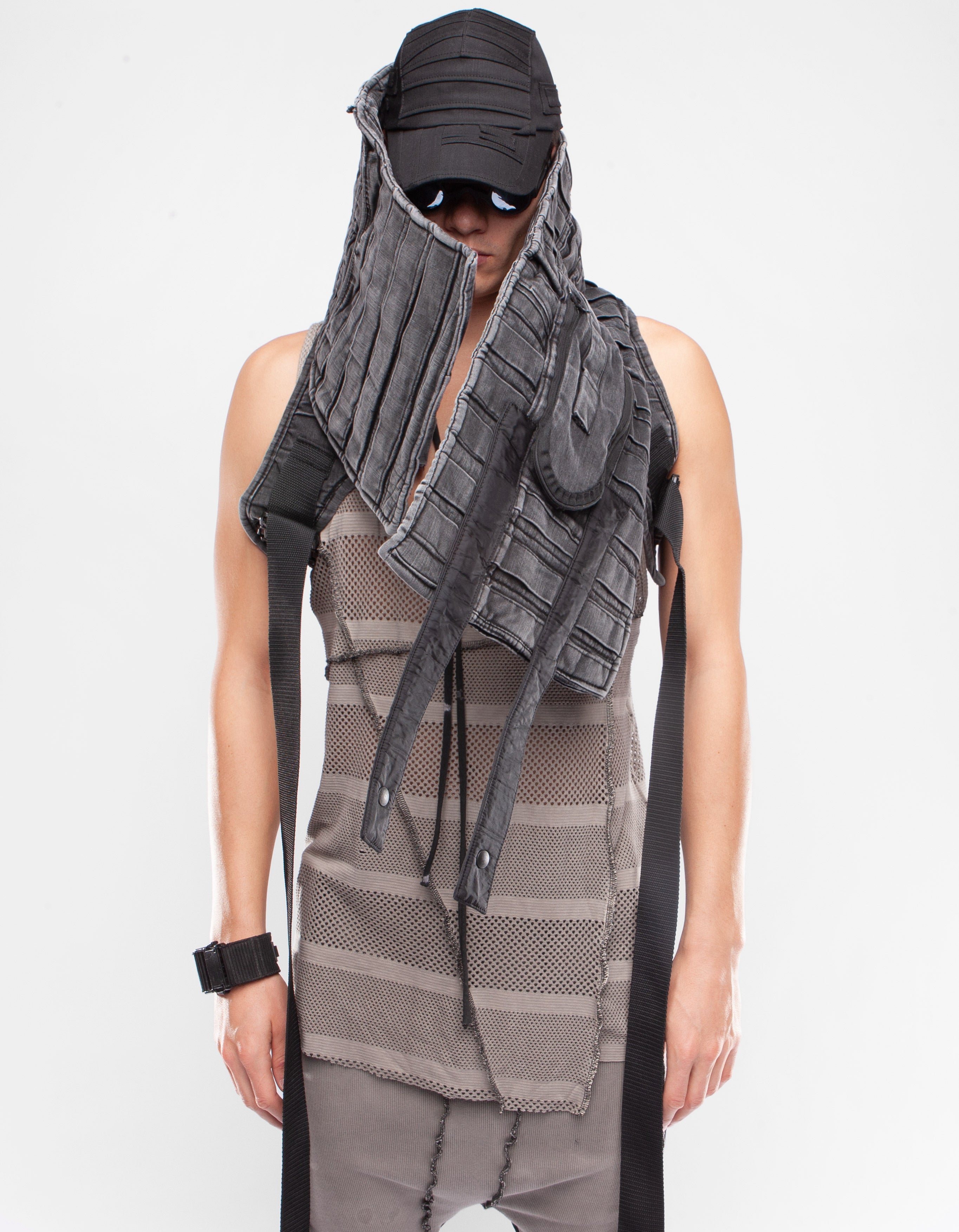 VEST NECK RIDE IN