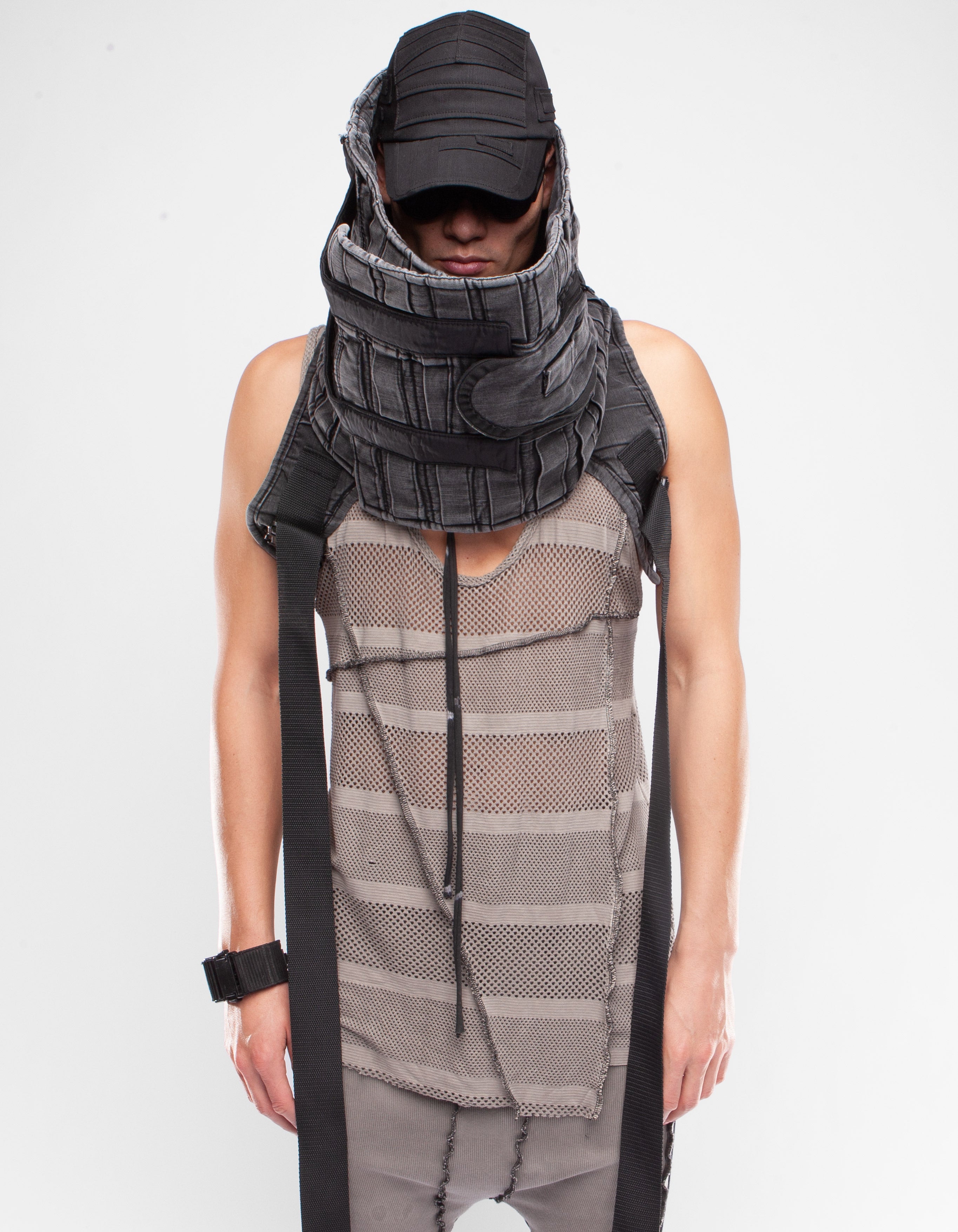 VEST NECK RIDE IN