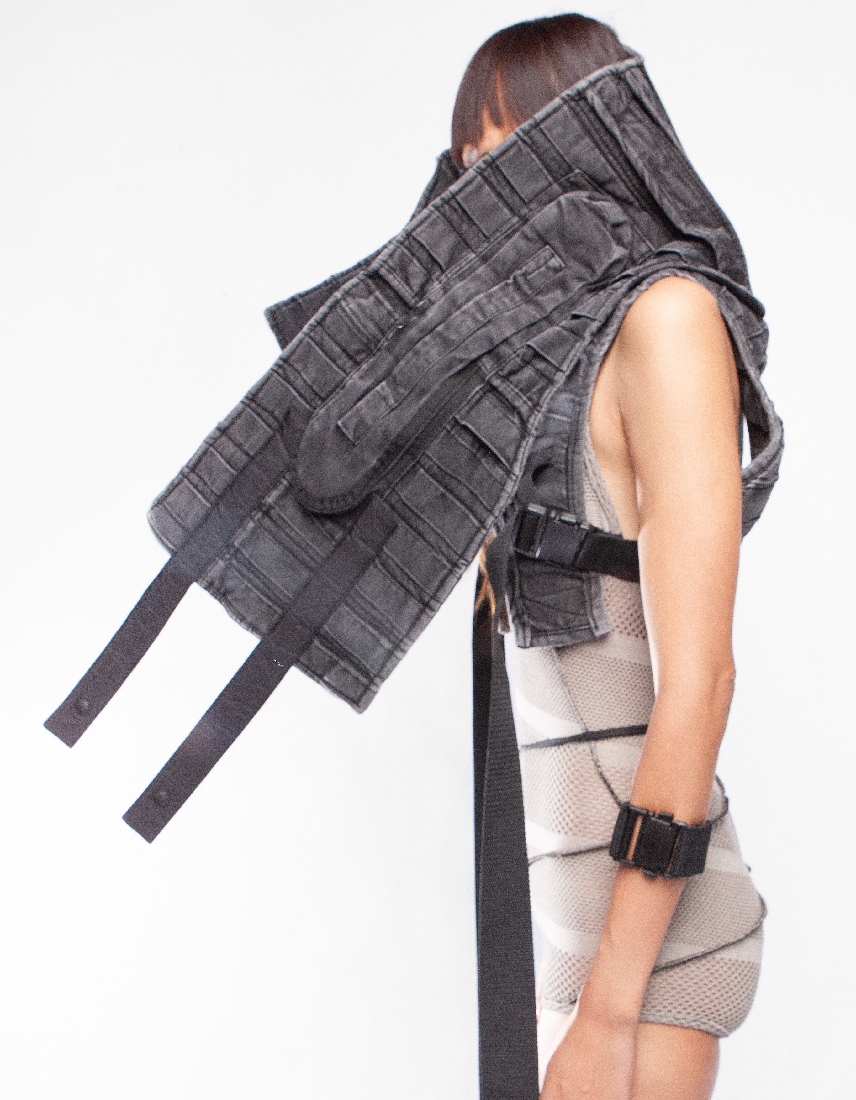VEST NECK RIDE IN
