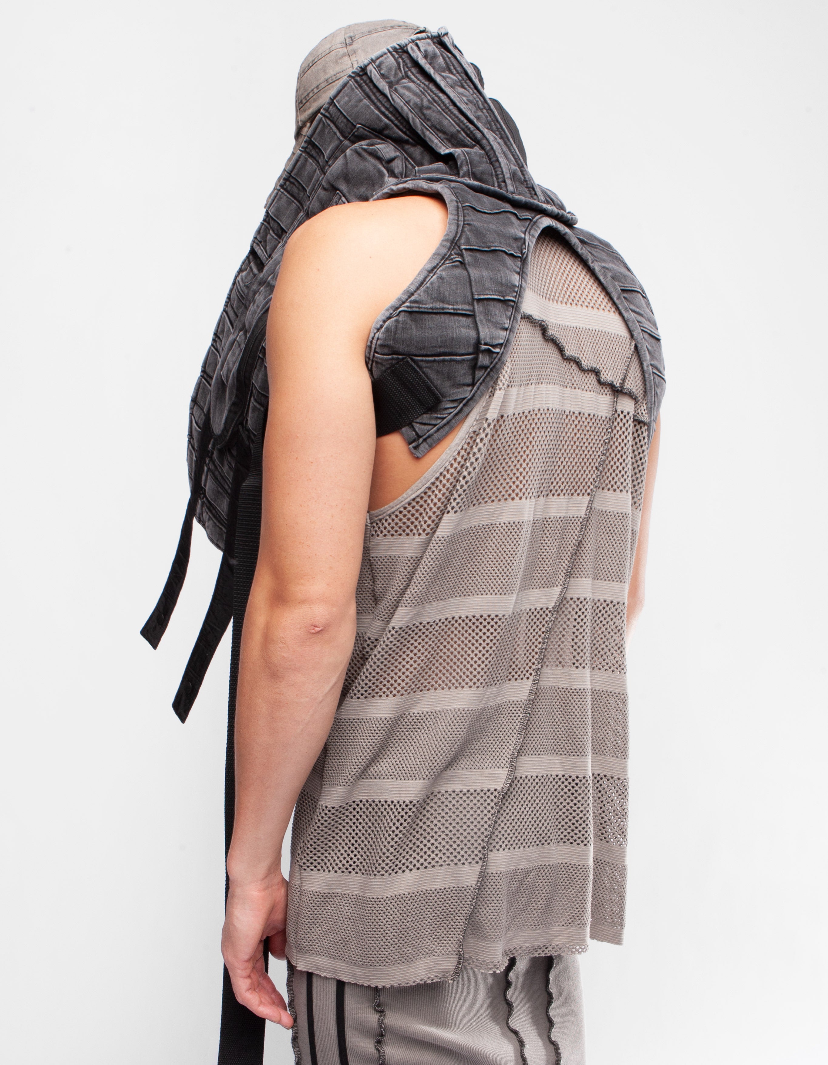 VEST NECK RIDE IN