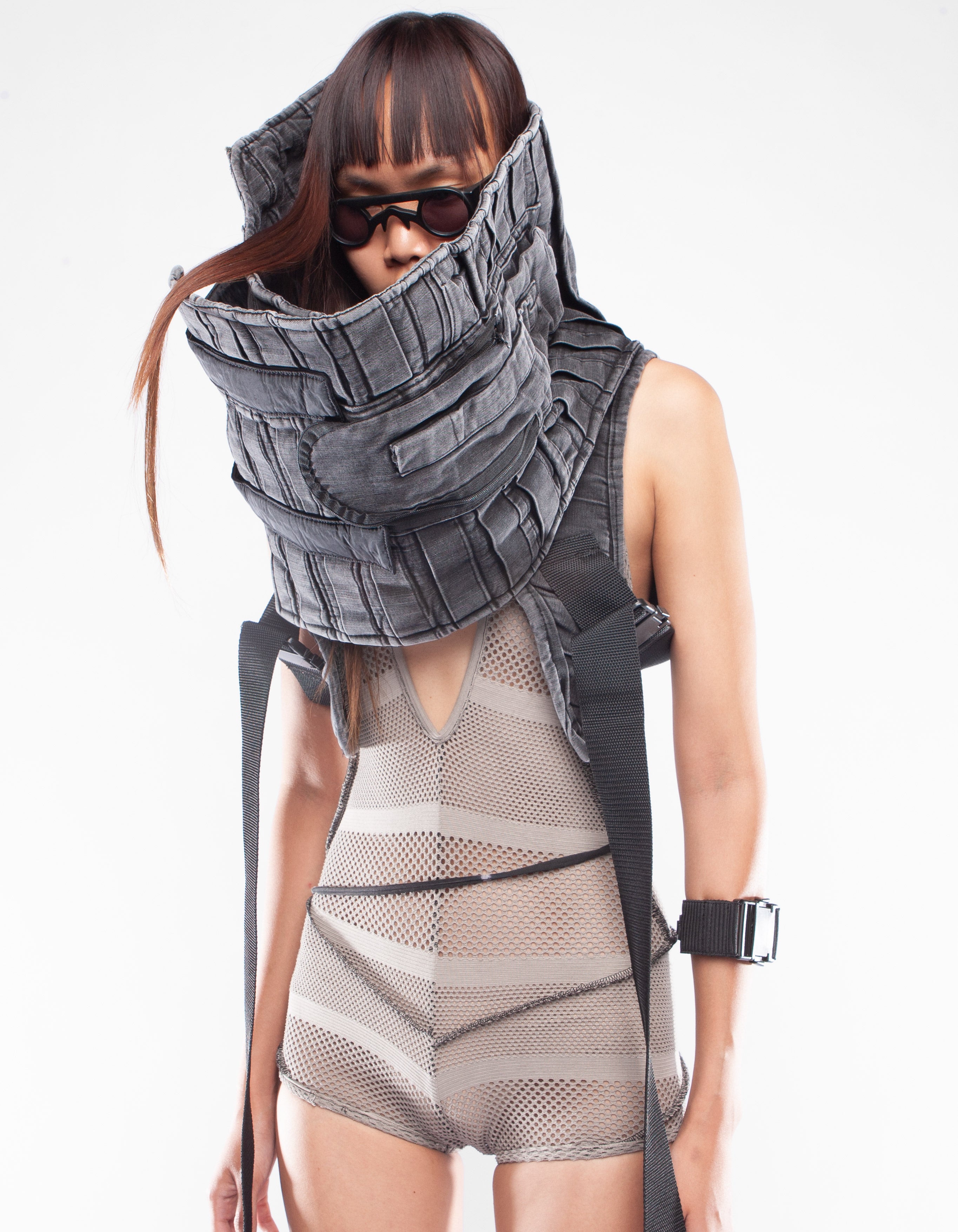 VEST NECK RIDE IN