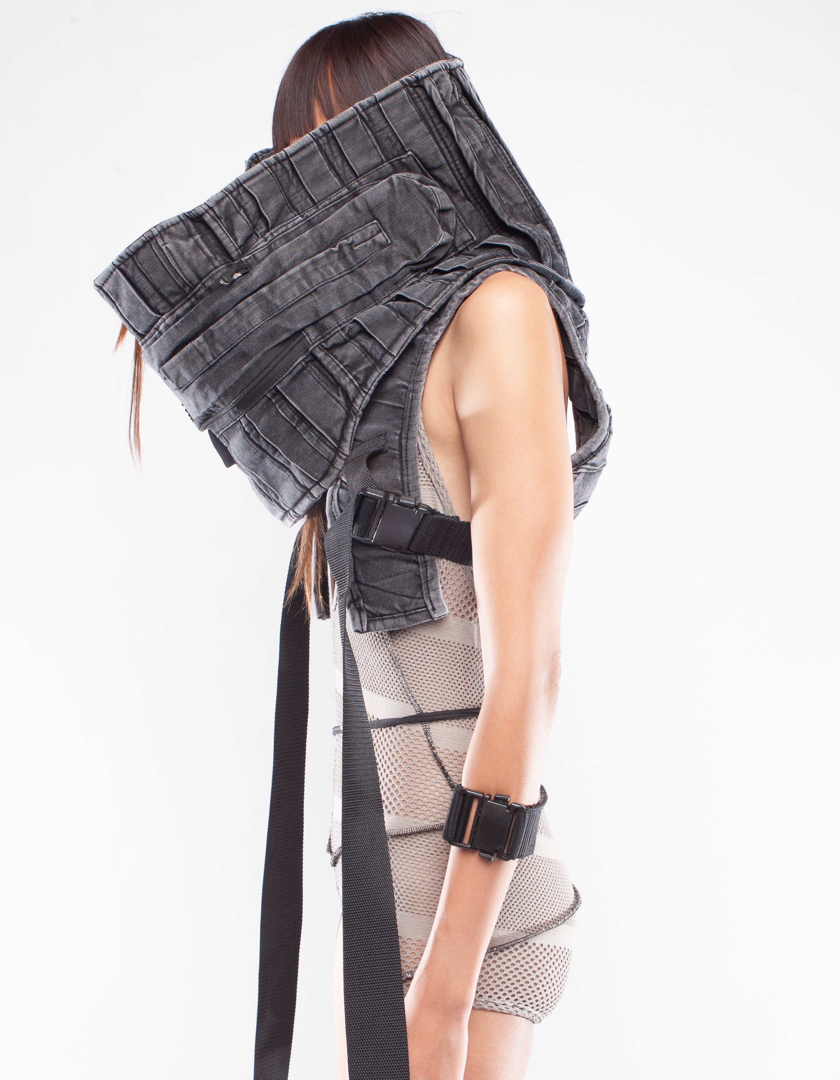 VEST NECK RIDE IN